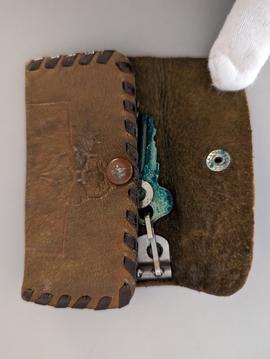 Tri-fold key holder